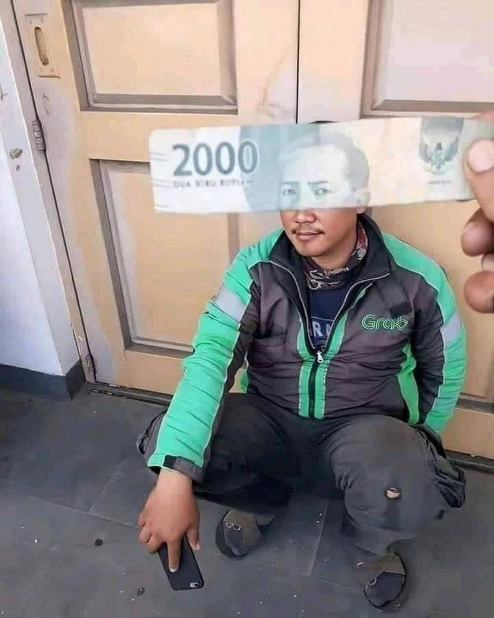 10 Potret lucu driver ojek online saat istirahat, bikin senyum tipis