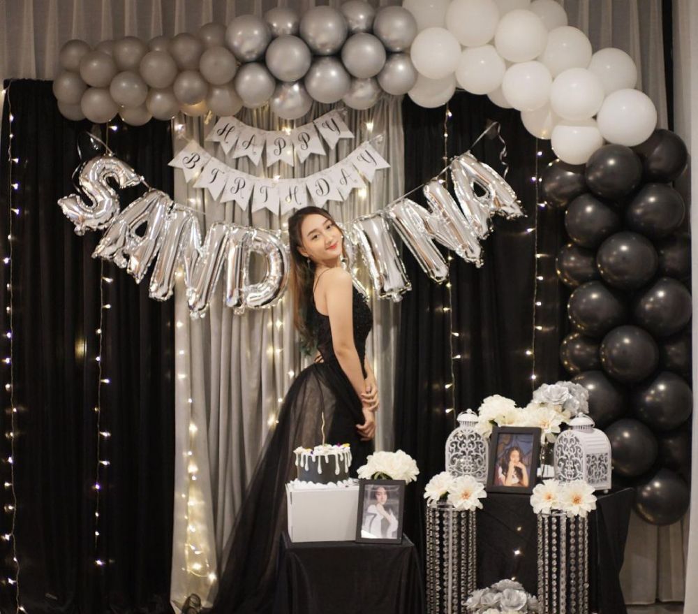 6 Momen ultah Sandrina Indonesia Mencari Bakat, berkonsep hitam-putih