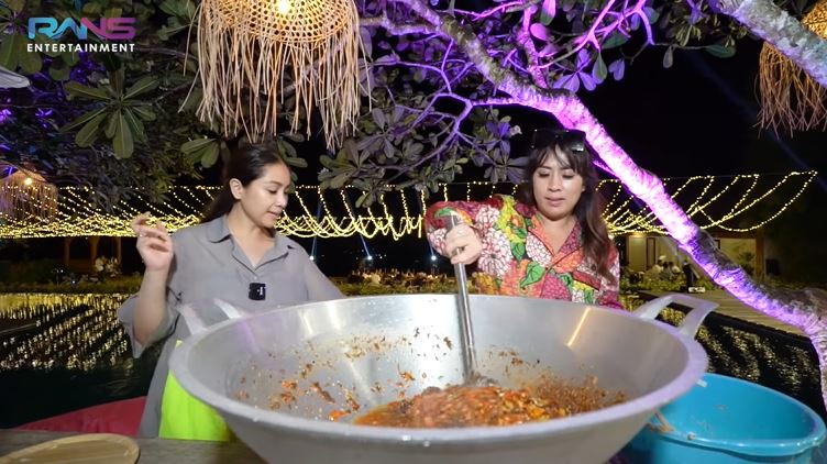 10 Potret Nagita Slavina masak sambal Bali pakai kuali besar, heboh