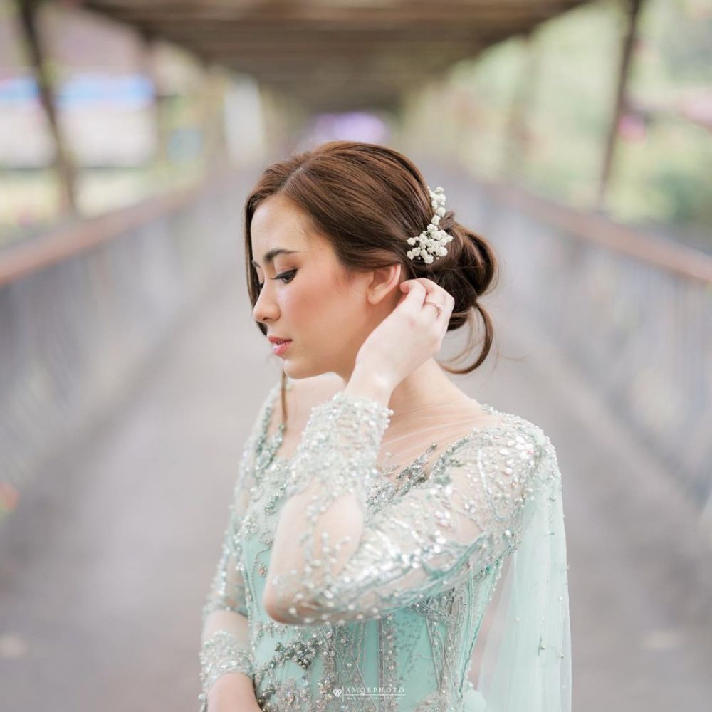 Gaya 10 penyanyi cantik saat lamaran, anggun dan menawan