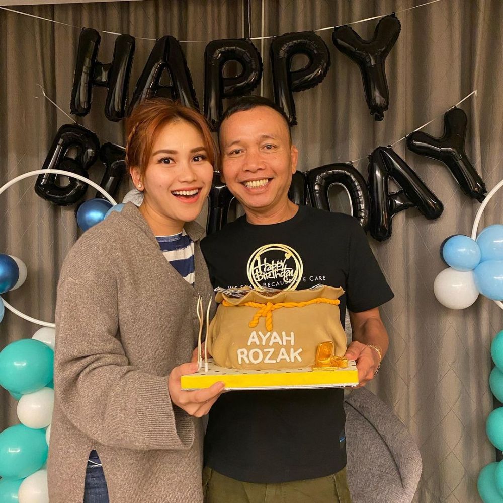 10 Momen kejutan ulang tahun Ayah Rozak ke-59, kuenya bertabur uang