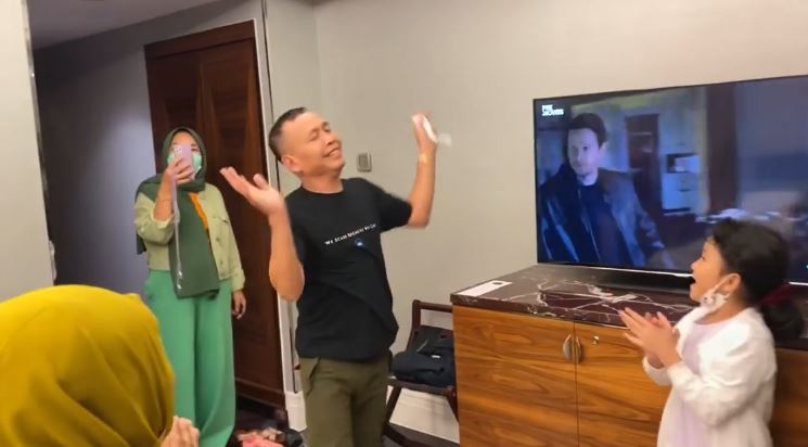 10 Momen kejutan ulang tahun Ayah Rozak ke-59, kuenya bertabur uang