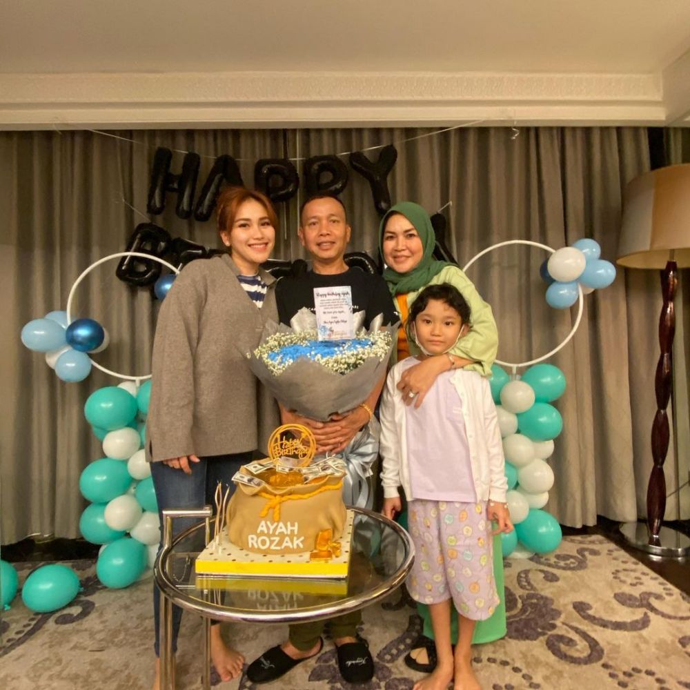 10 Momen kejutan ulang tahun Ayah Rozak ke-59, kuenya bertabur uang