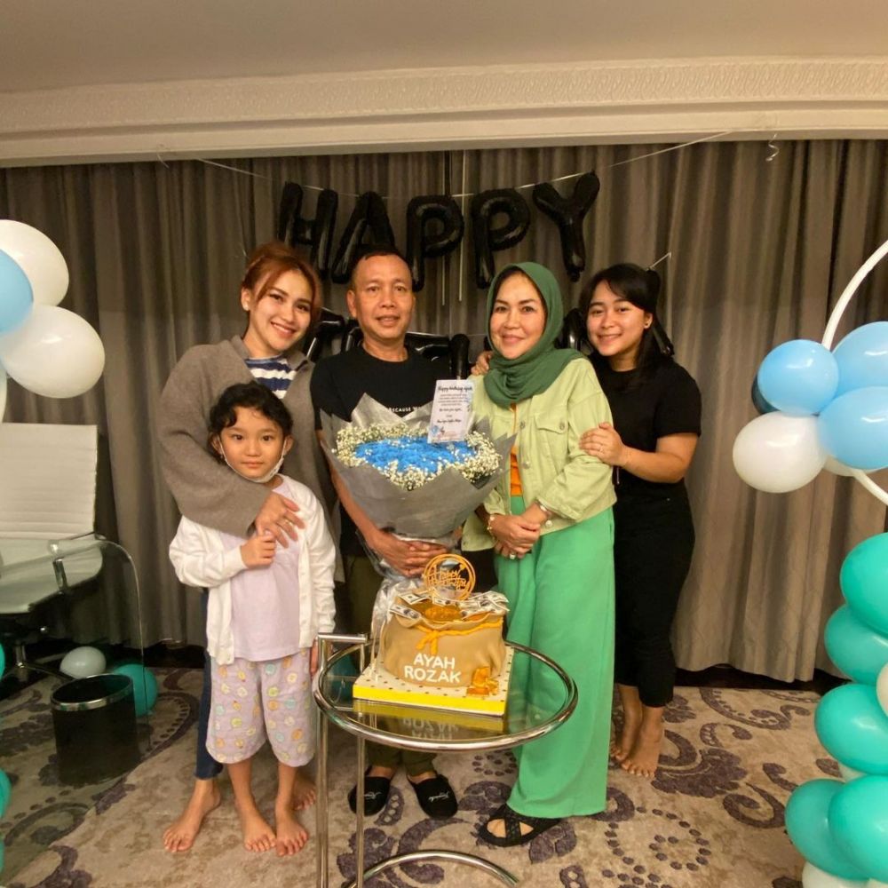 10 Momen kejutan ulang tahun Ayah Rozak ke-59, kuenya bertabur uang