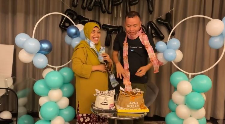 10 Momen kejutan ulang tahun Ayah Rozak ke-59, kuenya bertabur uang