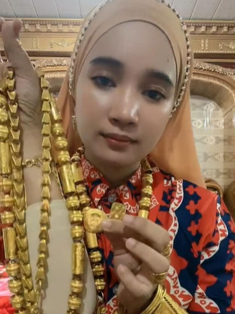 Viral wanita pamer koleksi perhiasan, bak toko emas berjalan
