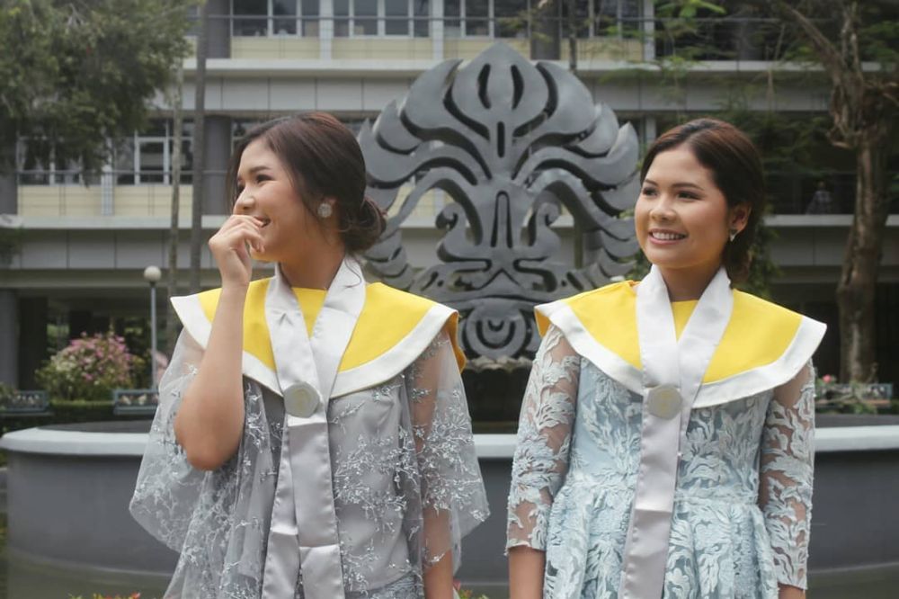 Gaya kompak 9 pasang seleb kembar pakai baju couple, sibling goals