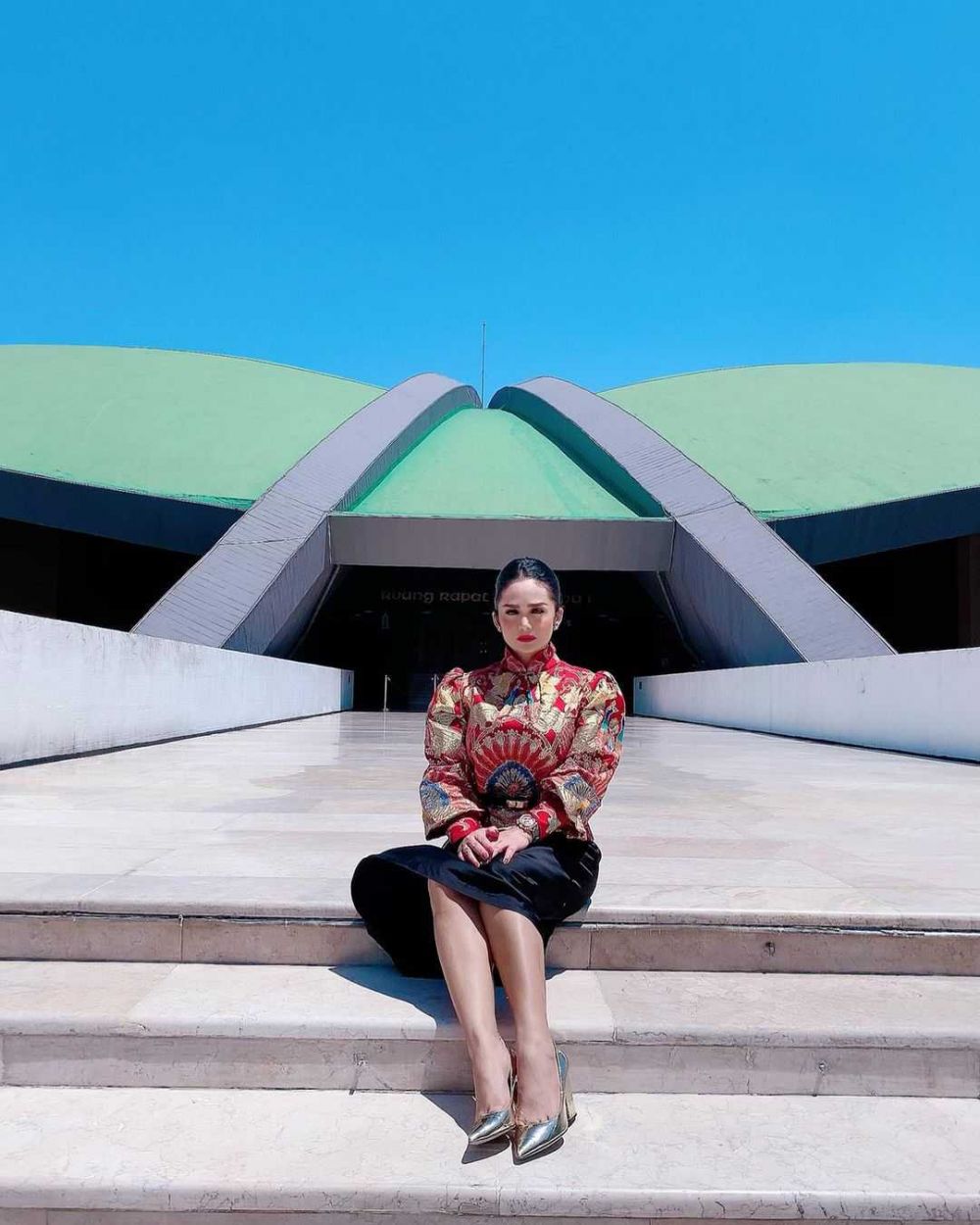 10 Ide outfit batik ala Krisdayanti, tampil berkelas