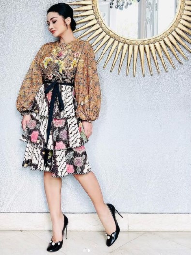 10 Ide outfit batik ala Krisdayanti, tampil berkelas