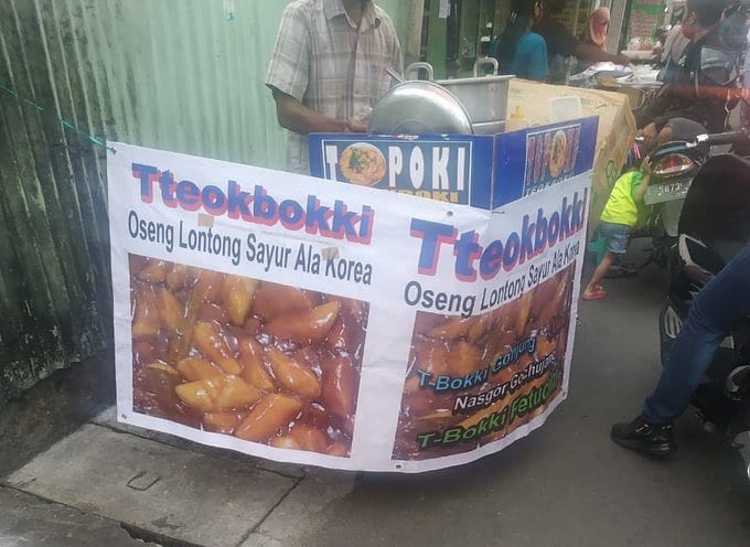 10 Tulisan lucu papan promosi ini nggak nyambung tapi kocak banget