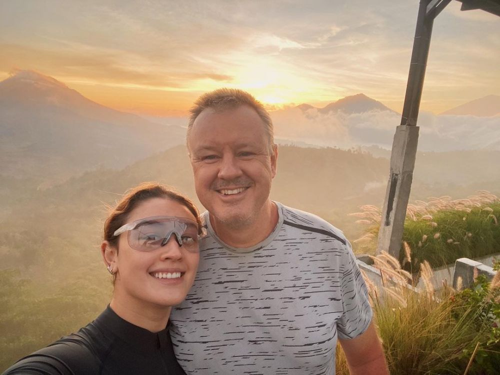 Potret 8 seleb cantik blasteran Inggris bareng ayah, sweet abis