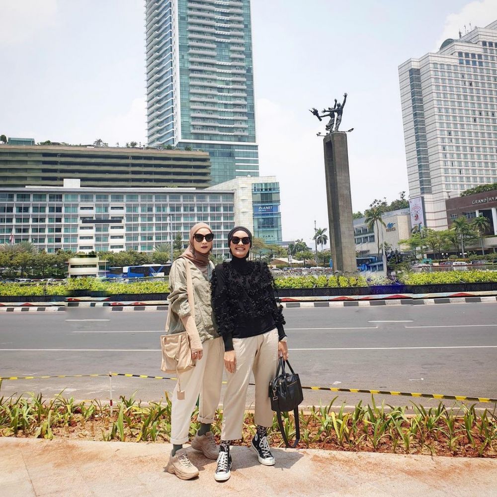 10 Potret kompak Zaskia Adya Mecca dan manajer, bak saudara kandung