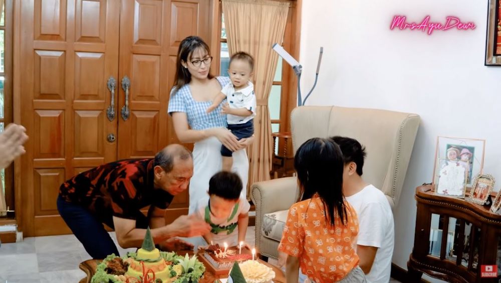 10 Momen kejutan ulang tahun ayah Ayu Dewi, kosongkan satu restoran