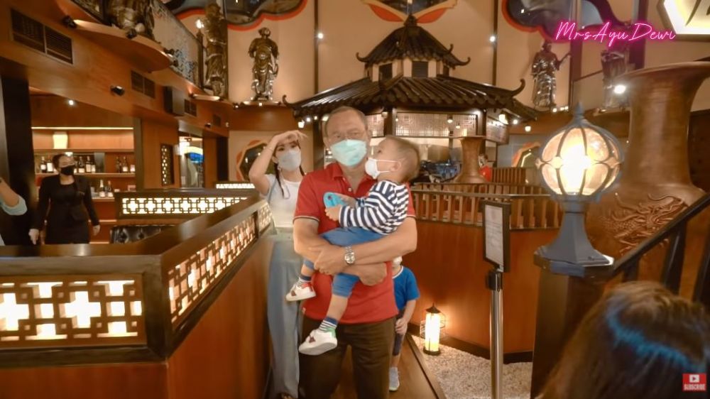 10 Momen kejutan ulang tahun ayah Ayu Dewi, kosongkan satu restoran