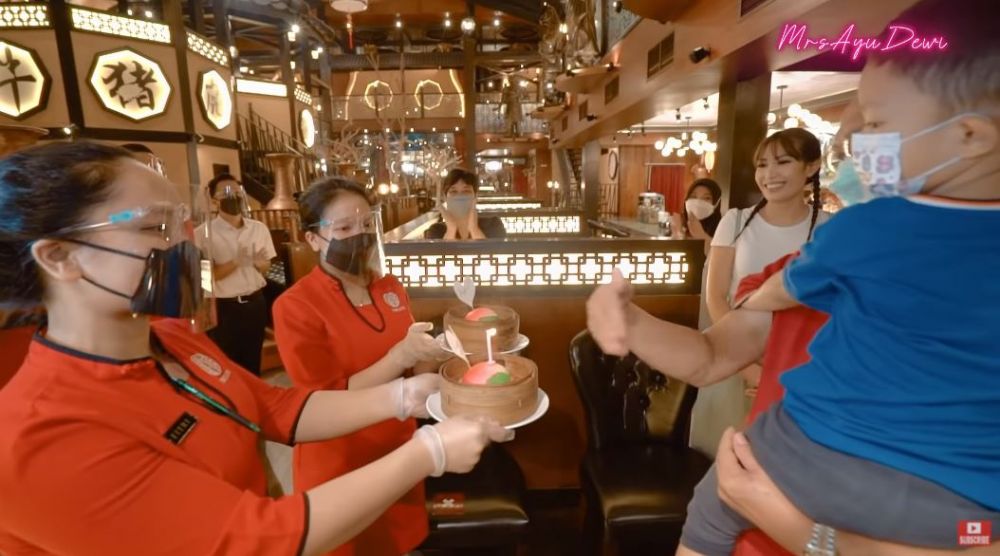 10 Momen kejutan ulang tahun ayah Ayu Dewi, kosongkan satu restoran