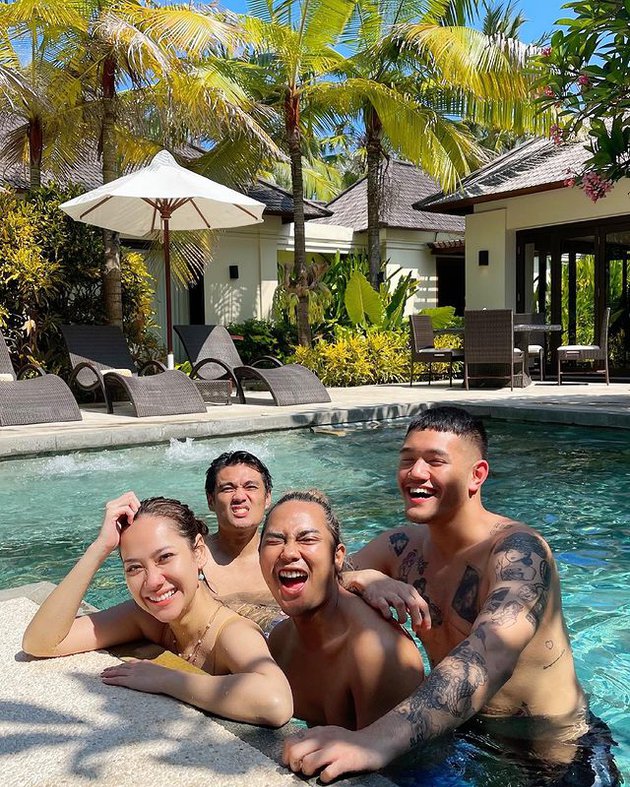 7 Momen Bunga Citra Lestari liburan di Bali, gayanya bikin terpana