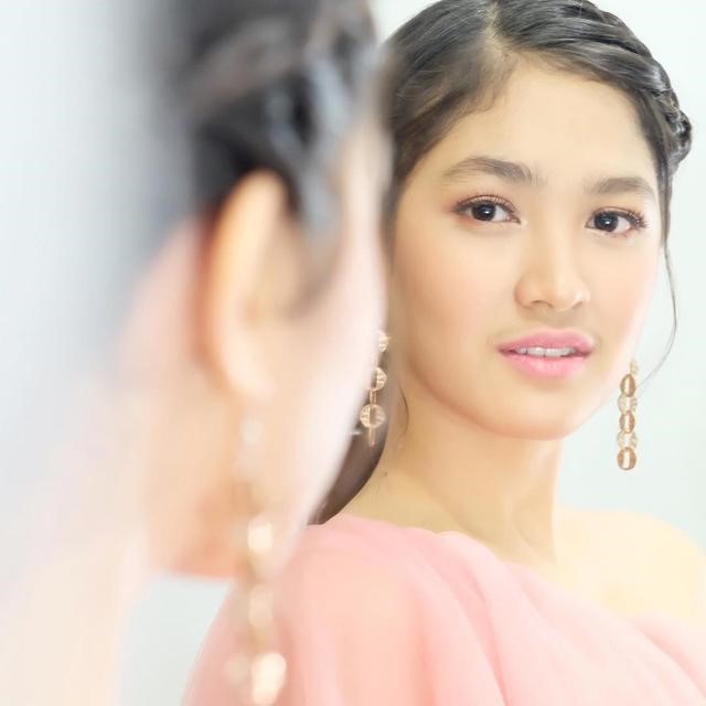 Biasa tampil natural, begini 8 potret Cut Syifa saat bermakeup tebal