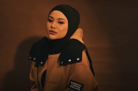 7 Gaya pemotretan Aurel pertama kali berhijab, auranya kian terpancar