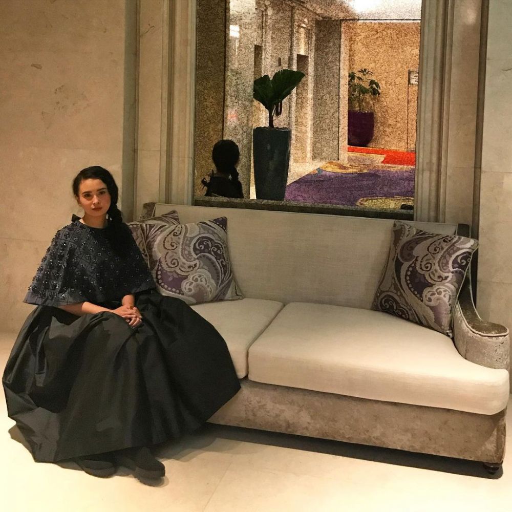 Kerap tampil tomboi, ini 10 potret anggun Ayushita kenakan dress