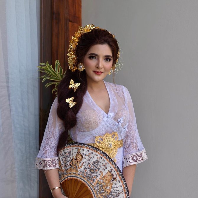 Potret 7 penyanyi wanita pakai baju adat Bali, Siti Badriah memukau
