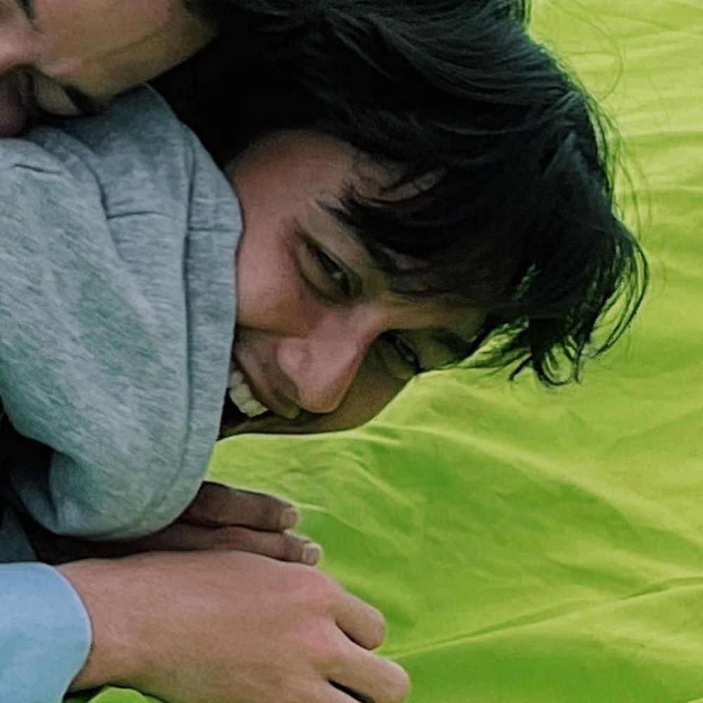 10 Potret kompak pemain Badai Pasti Berlalu di luar syuting