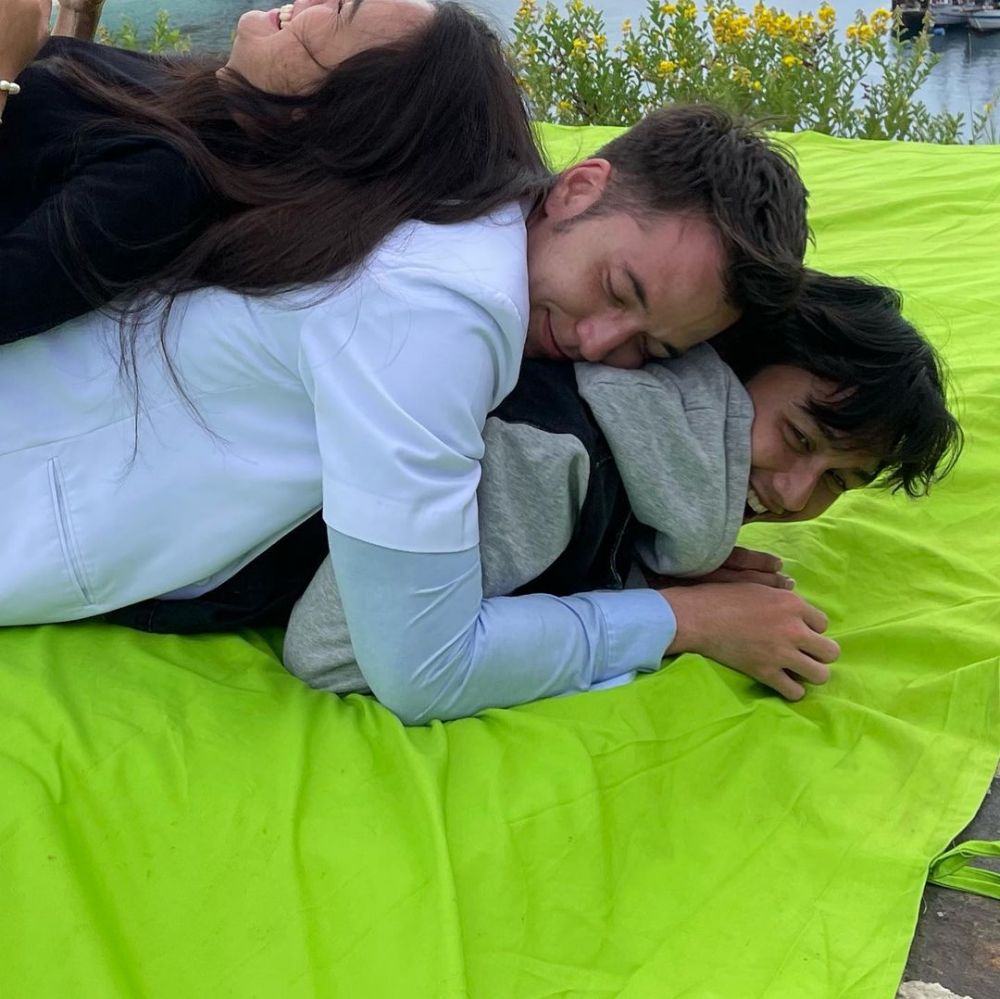 10 Potret kompak pemain Badai Pasti Berlalu di luar syuting