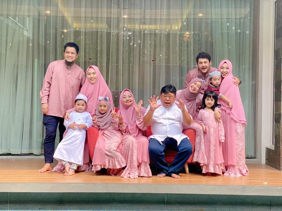 8 Potret Ria Ricis & Oki Setiana Dewi dengan ayah, penuh kenangan