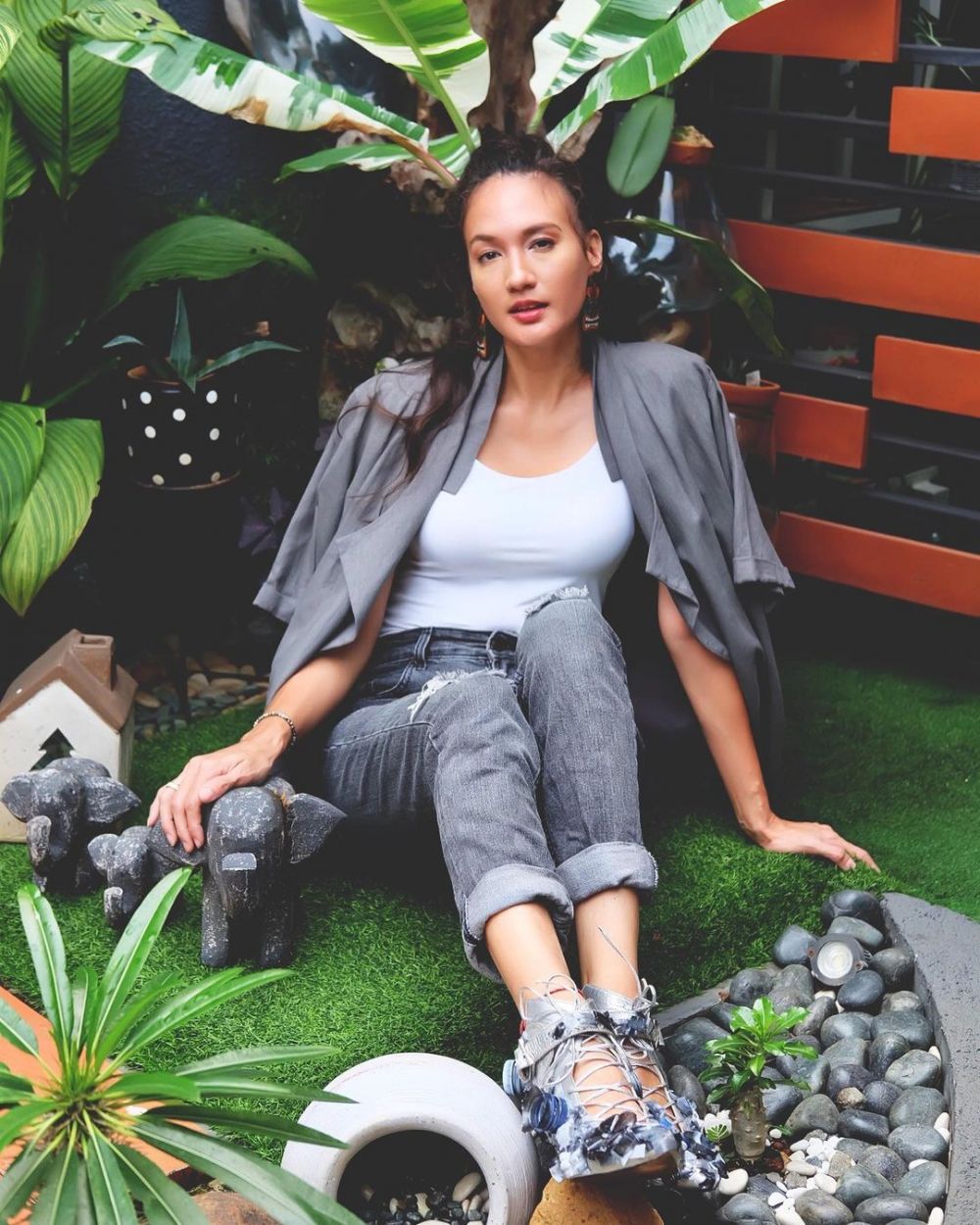 10 Momen Nadine Chandrawinata upcycle sepatu lawas, hasilnya kece abis