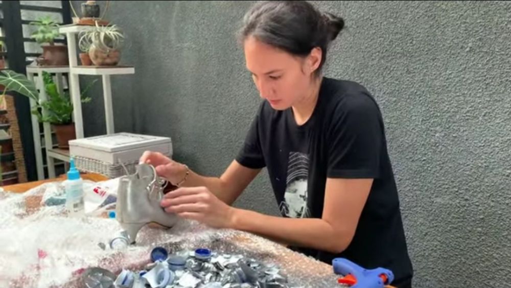 10 Momen Nadine Chandrawinata upcycle sepatu lawas, hasilnya kece abis