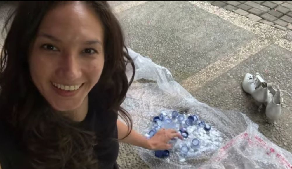 10 Momen Nadine Chandrawinata upcycle sepatu lawas, hasilnya kece abis