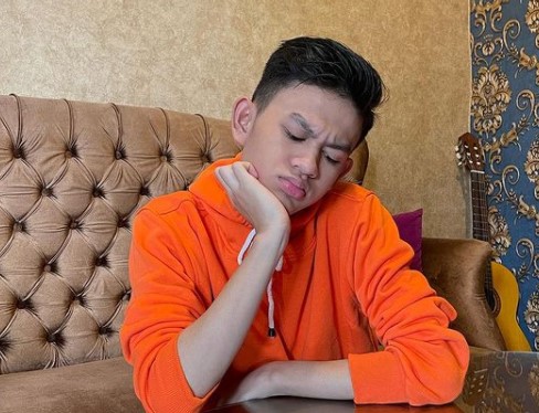 10 Potret seleb TikTok Alwi Fachry 'guys mau cerita', kocak & stylish
