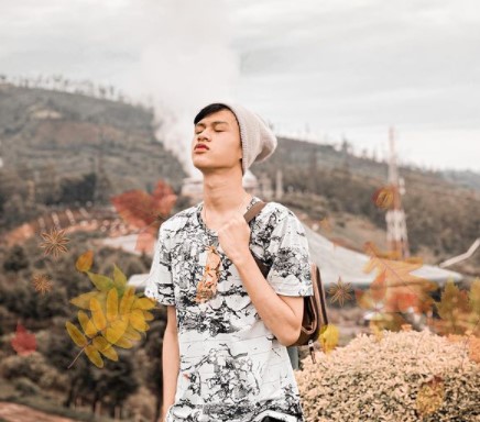 10 Potret seleb TikTok Alwi Fachry 'guys mau cerita', kocak & stylish
