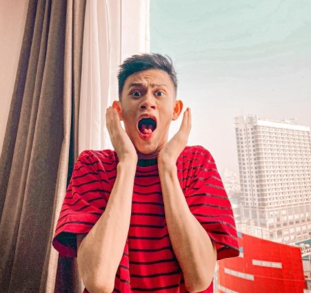 10 Potret seleb TikTok Alwi Fachry 'guys mau cerita', kocak & stylish