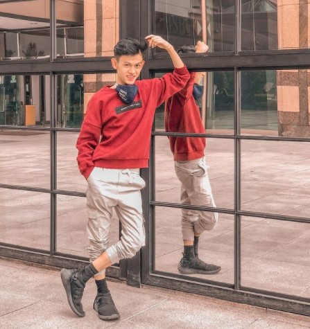 10 Potret seleb TikTok Alwi Fachry 'guys mau cerita', kocak & stylish