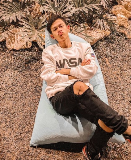 10 Potret seleb TikTok Alwi Fachry 'guys mau cerita', kocak & stylish