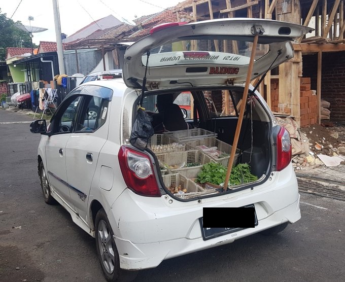 20 Potret lucu bagasi mobil ini bikin pengendara lain tepuk jidat