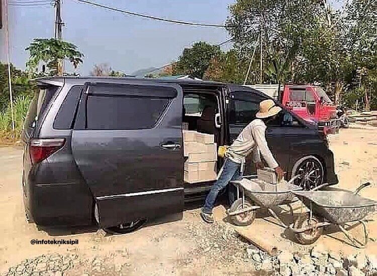 20 Potret lucu bagasi mobil ini bikin pengendara lain tepuk jidat