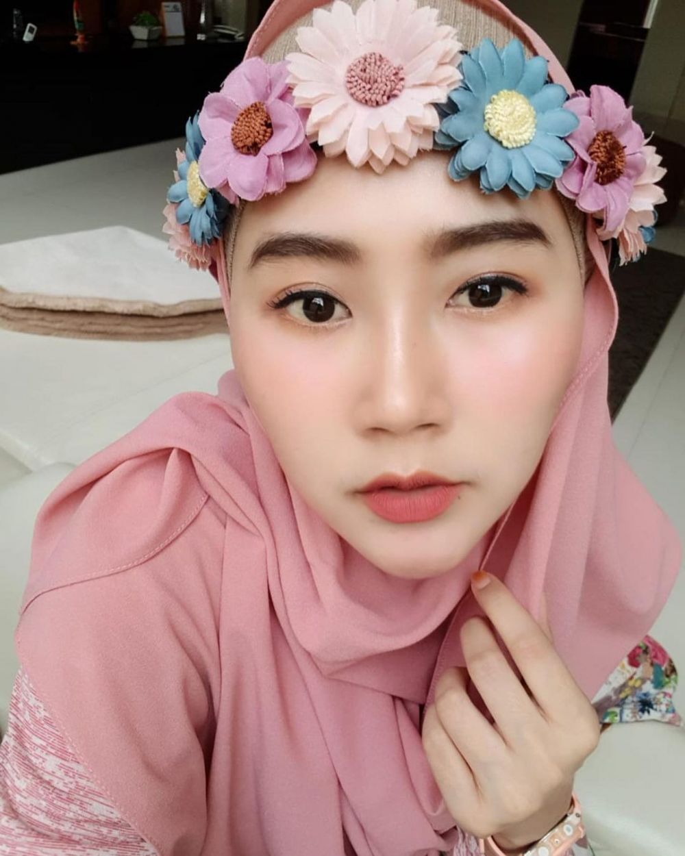 10 Potret terbaru Bu Dendy yang viral karena sawer pelakor pakai uang