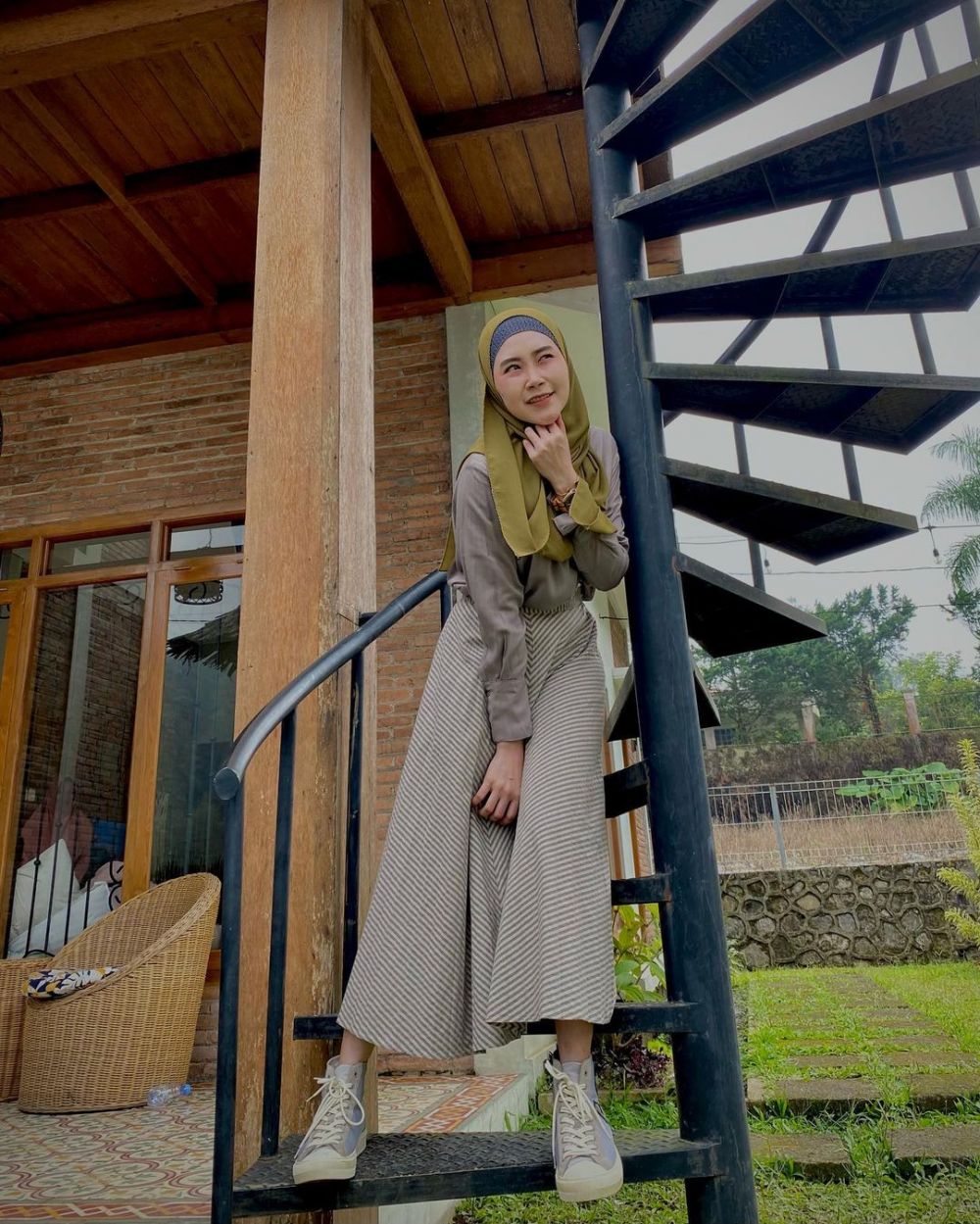 10 Potret terbaru Bu Dendy yang viral karena sawer pelakor pakai uang