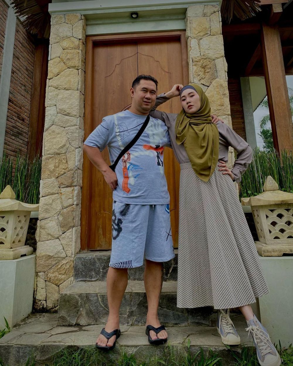 10 Potret terbaru Bu Dendy yang viral karena sawer pelakor pakai uang