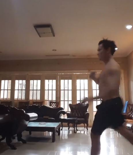 10 Potret rumah Marcelino Lefrandt, punya kolam renang indoor