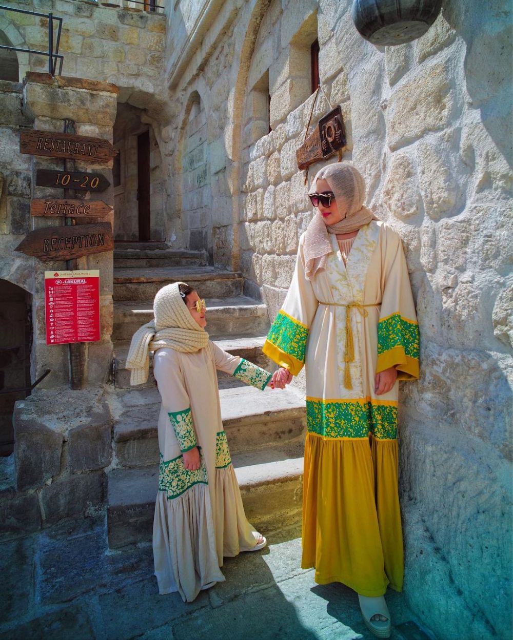 10 Gaya outfit Ashanty saat liburan ke Dubai dan Turki, stylish abis