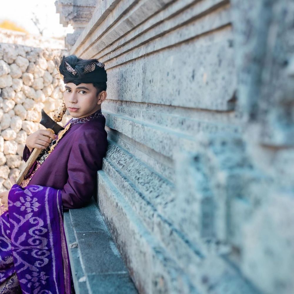 8 Potret Dimas Ahmad kenakan baju adat Bali, tampan dan berkarisma