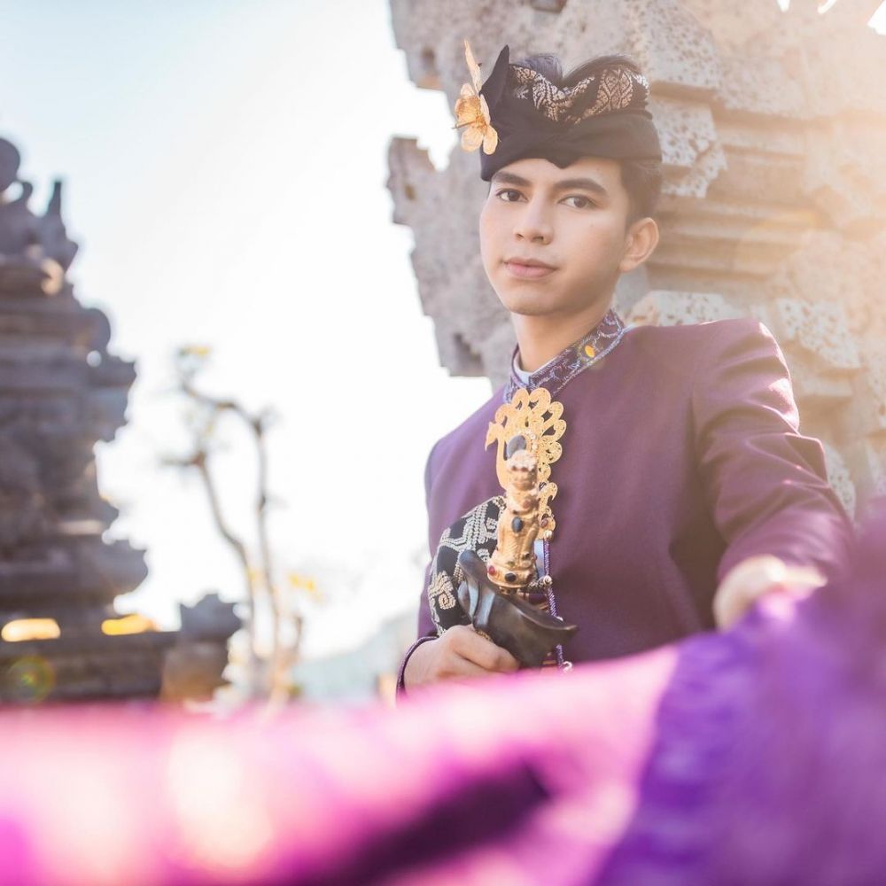 8 Potret Dimas Ahmad kenakan baju adat Bali, tampan dan berkarisma