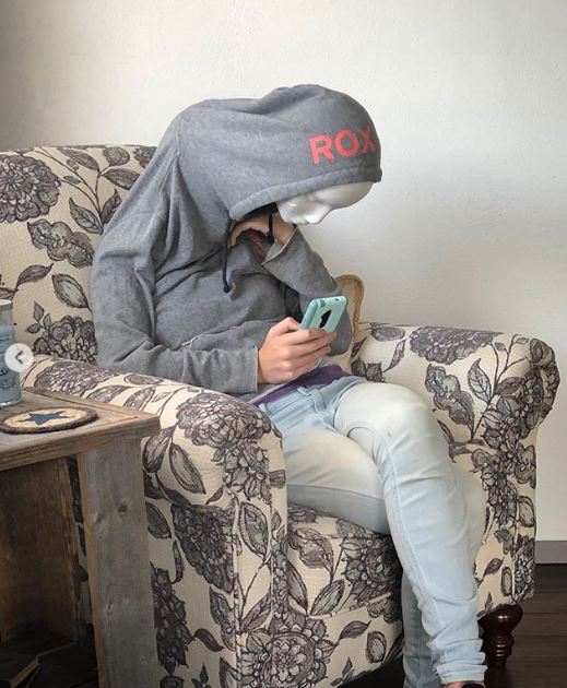 20 Aksi lucu foto bareng manekin ini lucunya bikin garuk kepala