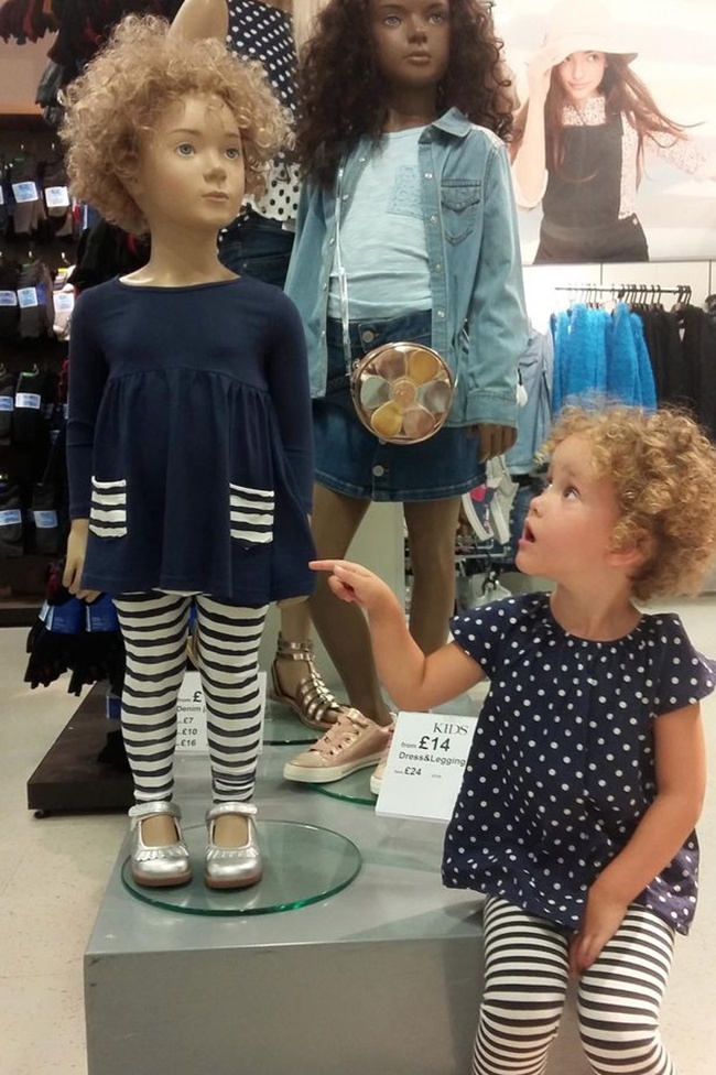 20 Aksi lucu foto bareng manekin ini lucunya bikin garuk kepala