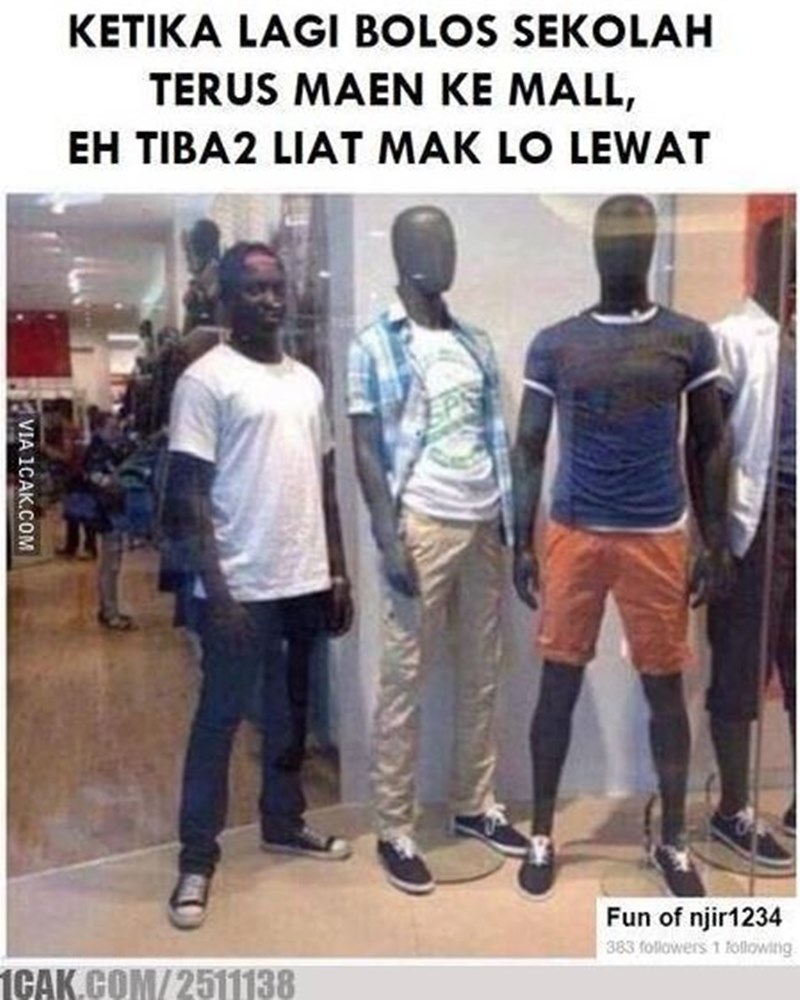 20 Aksi lucu foto bareng manekin ini lucunya bikin garuk kepala