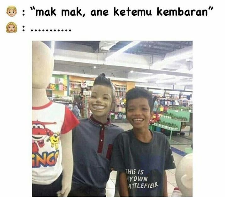 20 Aksi lucu foto bareng manekin ini lucunya bikin garuk kepala