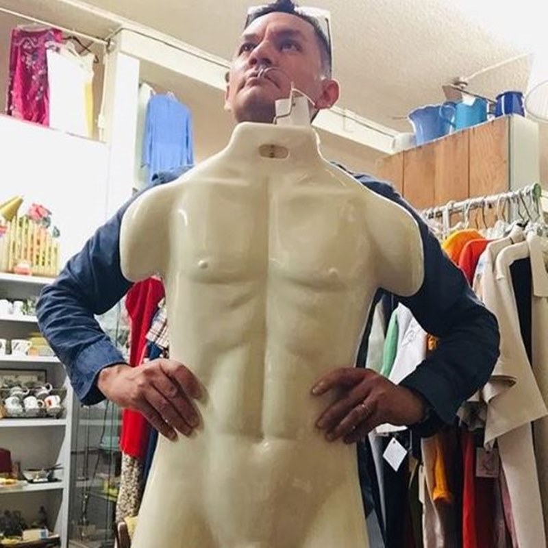 20 Aksi lucu foto bareng manekin ini lucunya bikin garuk kepala