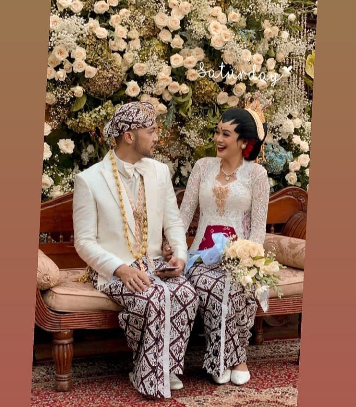 10 Momen pernikahan Indah Indriana dan Diaz Adritya, usung adat Jawa